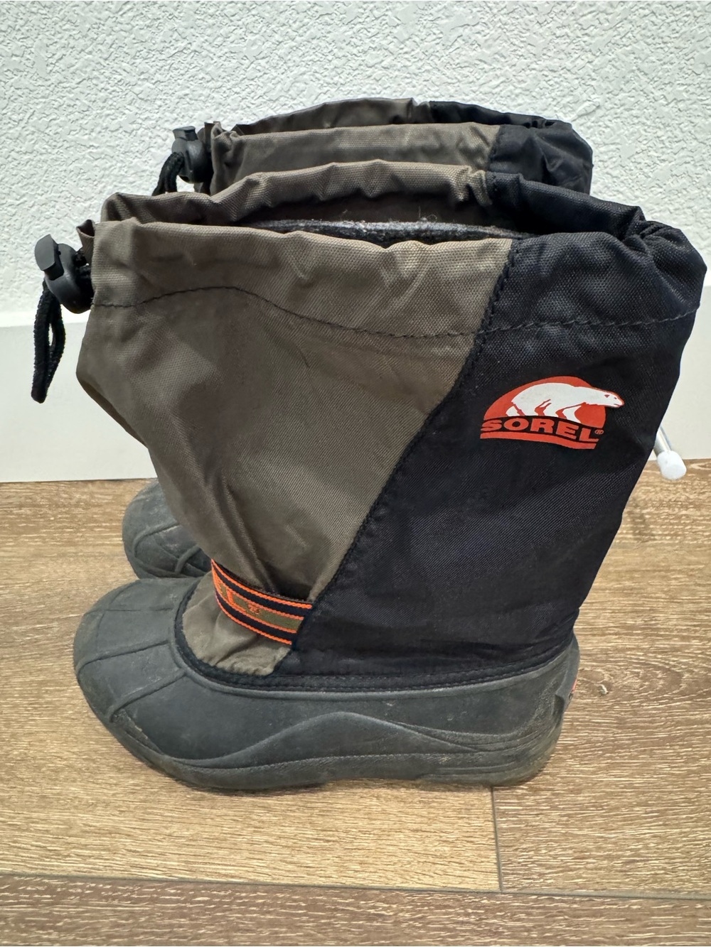 Sorel Kids Black Insulated Snow Boots with Orange Logo Size 4